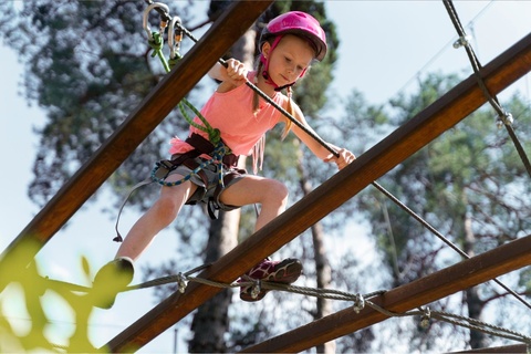 Enfant dans parc aventure